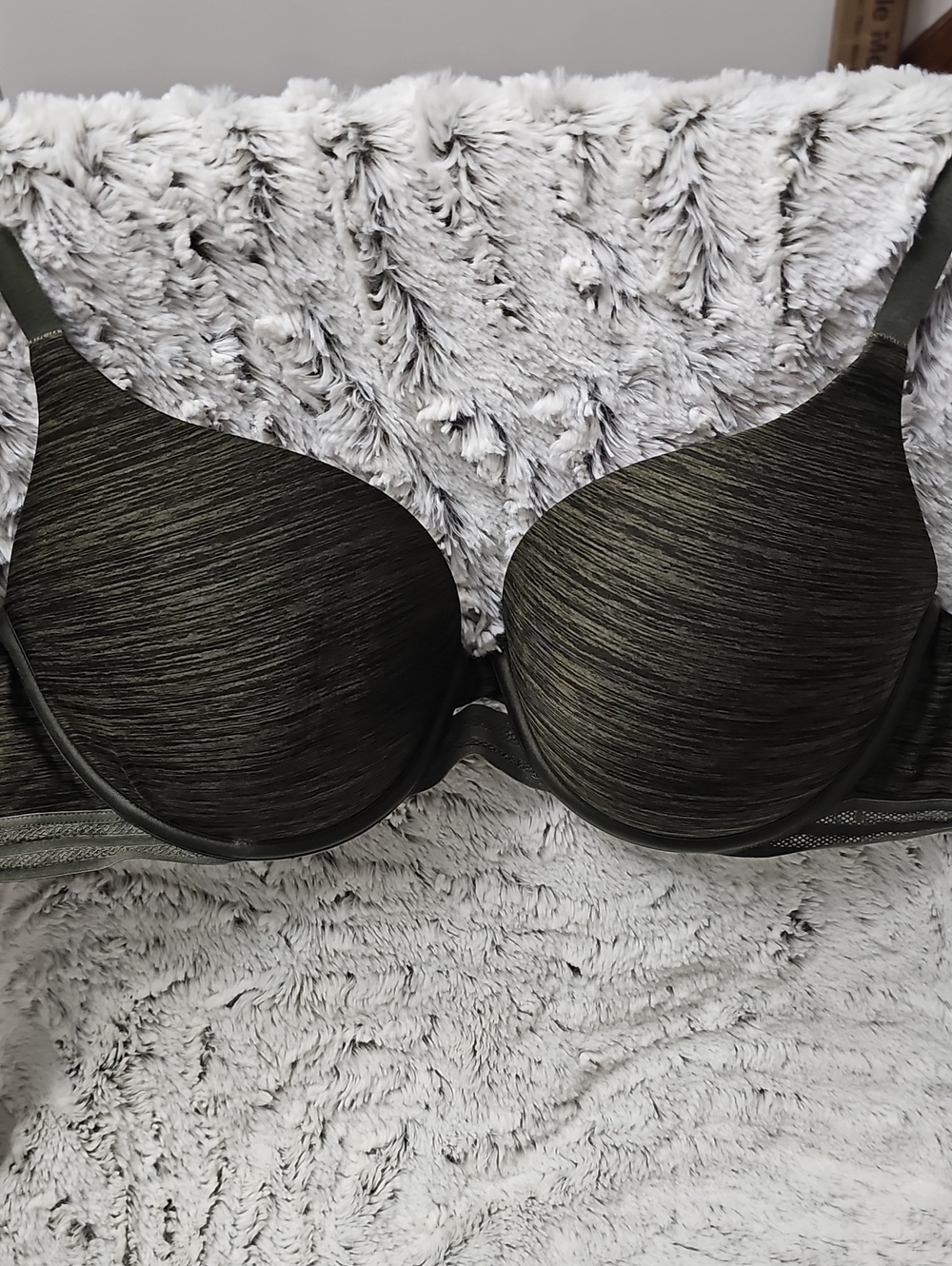 Victorias SECRET Everyday T-Shirt Bra in Olive Green